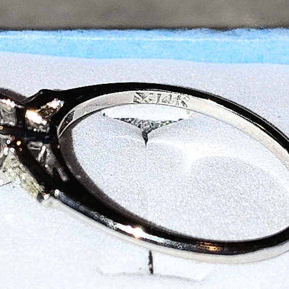 14K WHITE GOLD 2/3 CT PEAR SHAPED & BAGUETTES DIAMOND ENGAGEMENT RING VINTAGE - Picture 16 of 16